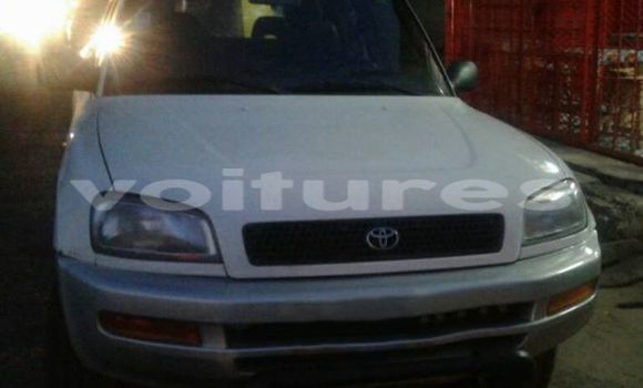 Sayi Na hannu Toyota RAV4 White Mota in Libreville a estuary Sayi Na hannu Toyota RAV4 White Mota in Libreville a estuary