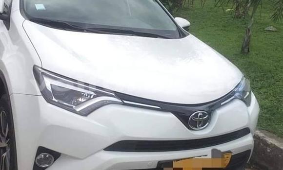 Sayi Na hannu Toyota RAV4 White Mota in Libreville a estuary Sayi Na hannu Toyota RAV4 White Mota in Libreville a estuary