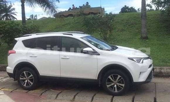 Sayi Na hannu Toyota RAV4 White Mota in Libreville a estuary Sayi Na hannu Toyota RAV4 White Mota in Libreville a estuary