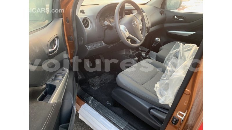 Big with watermark nissan navara estuaire import dubai 4622