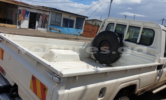 Sayi Na hannu Toyota Land Cruiser White Mota in Libreville a estuary Sayi Na hannu Toyota Land Cruiser White Mota in Libreville a estuary