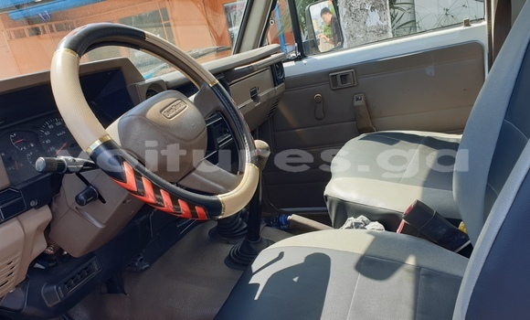 Sayi Na hannu Toyota Land Cruiser White Mota in Libreville a estuary Sayi Na hannu Toyota Land Cruiser White Mota in Libreville a estuary