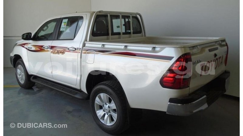 Big with watermark toyota hilux estuaire import dubai 4644