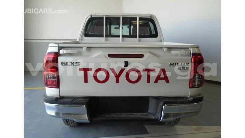 Big with watermark toyota hilux estuaire import dubai 4644