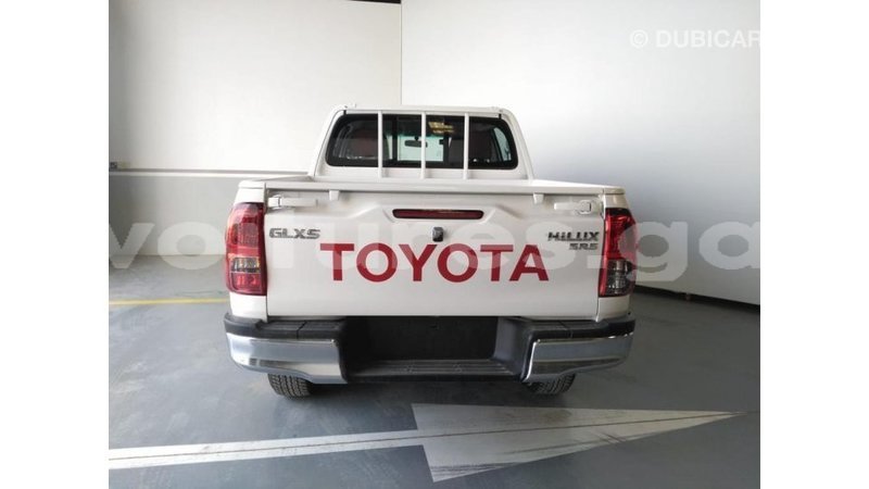 Big with watermark toyota hilux estuaire import dubai 4658