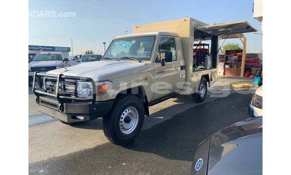 Acheter Import Voiture Toyota Land Cruiser Beige à Import - Dubai, Estuaire Acheter Import Voiture Toyota Land Cruiser Beige à Import - Dubai, Estuaire