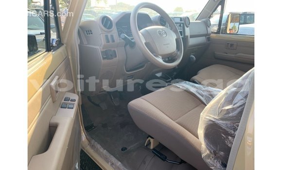 Acheter Import Voiture Toyota Land Cruiser Beige à Import - Dubai, Estuaire Acheter Import Voiture Toyota Land Cruiser Beige à Import - Dubai, Estuaire