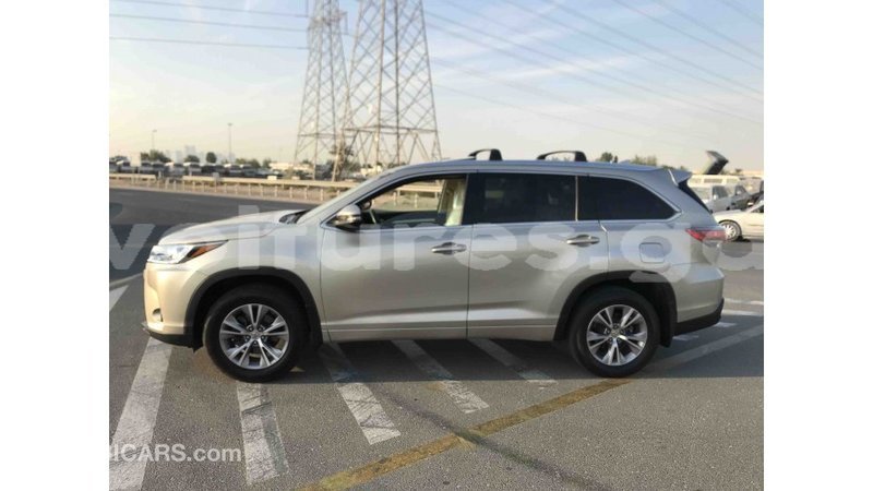 Big with watermark toyota highlander estuaire import dubai 4666