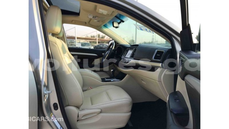 Big with watermark toyota highlander estuaire import dubai 4666