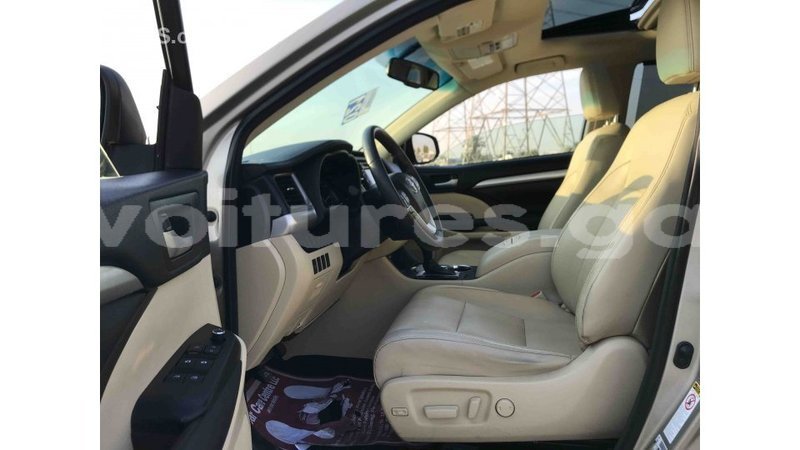 Big with watermark toyota highlander estuaire import dubai 4666