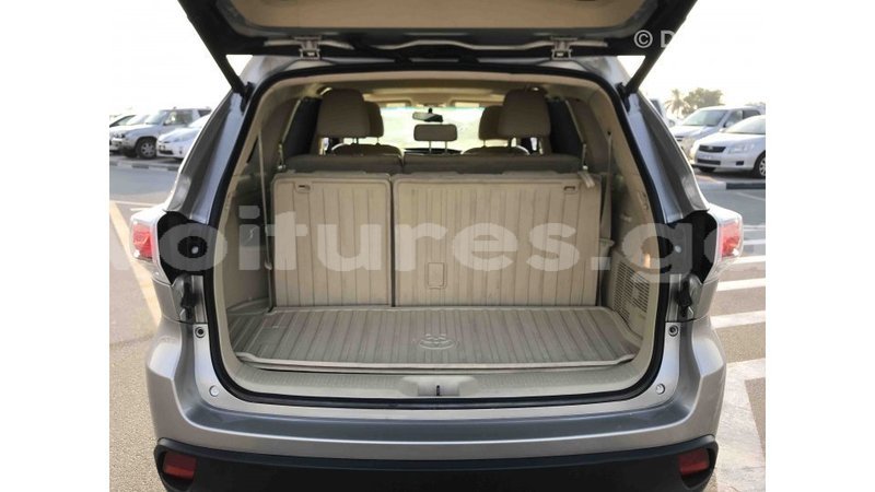 Big with watermark toyota highlander estuaire import dubai 4666