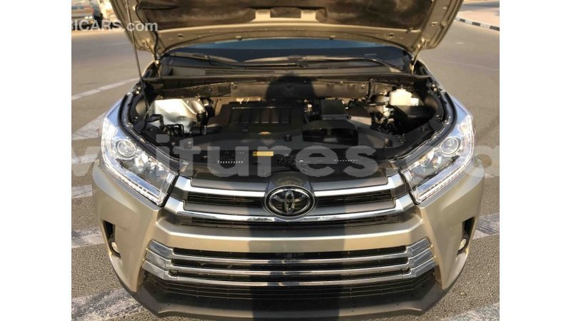 Big with watermark toyota highlander estuaire import dubai 4666