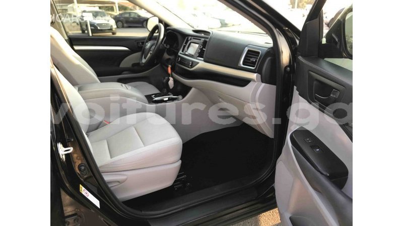 Big with watermark toyota highlander estuaire import dubai 4667