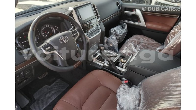 Big with watermark toyota land cruiser estuaire import dubai 4681