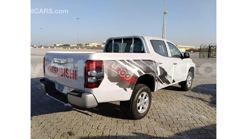 Big with watermark mitsubishi l200 estuaire import dubai 4682