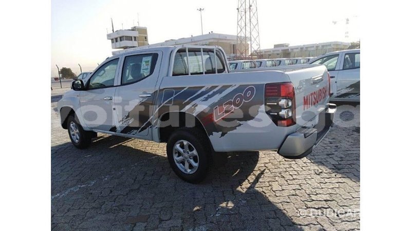 Big with watermark mitsubishi l200 estuaire import dubai 4682