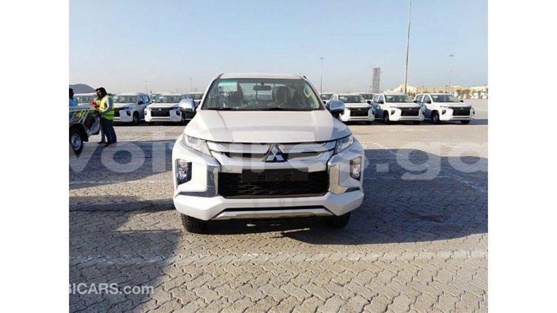 Big with watermark mitsubishi l200 estuaire import dubai 4682