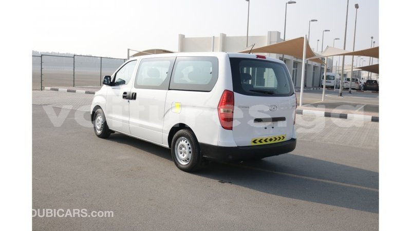 Big with watermark hyundai chorus estuaire import dubai 4686