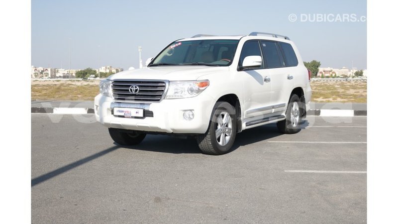 Big with watermark toyota land cruiser estuaire import dubai 4695