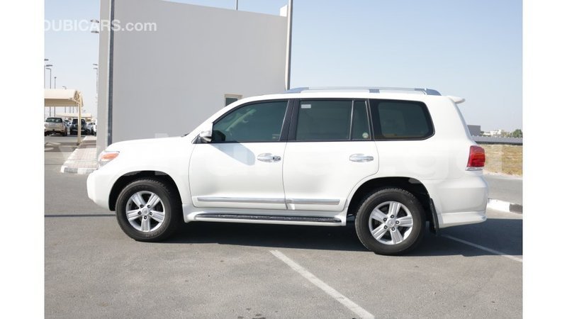Big with watermark toyota land cruiser estuaire import dubai 4695