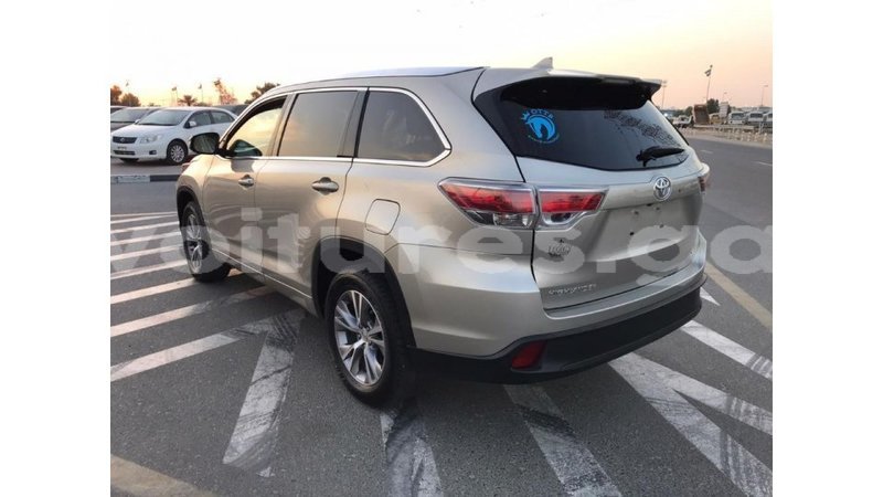 Big with watermark toyota highlander estuaire import dubai 4706