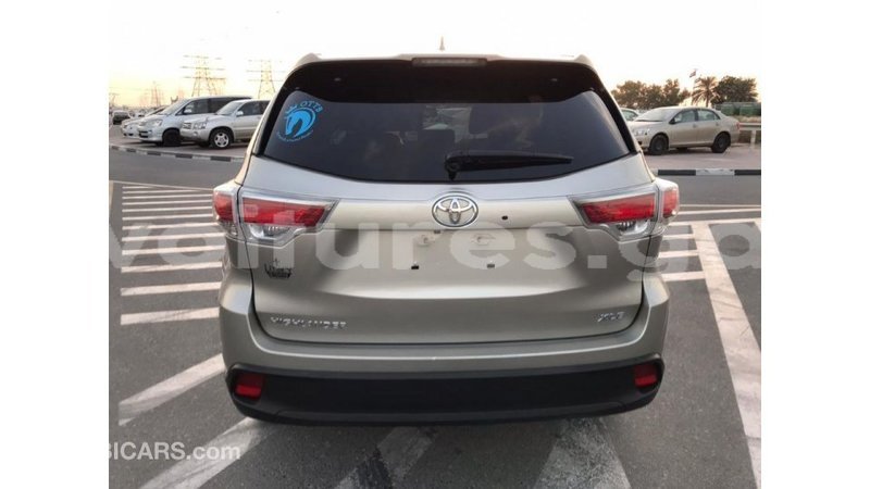 Big with watermark toyota highlander estuaire import dubai 4706