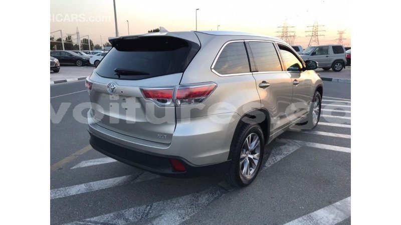 Big with watermark toyota highlander estuaire import dubai 4706