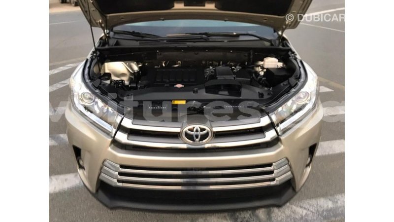 Big with watermark toyota highlander estuaire import dubai 4706