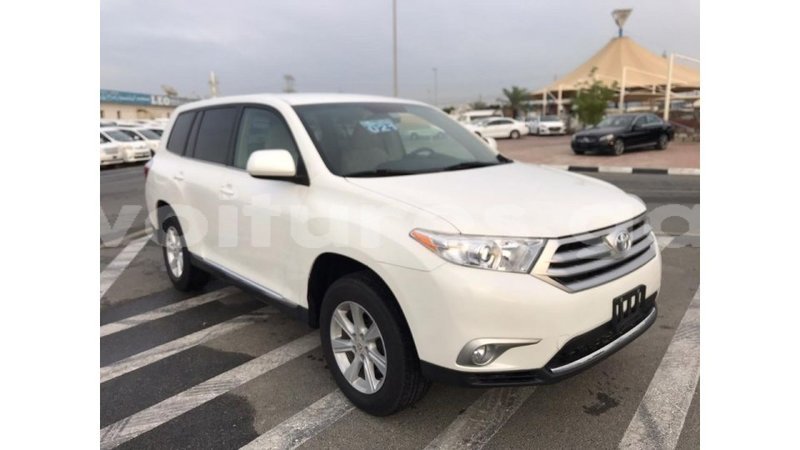 Big with watermark toyota highlander estuaire import dubai 4710