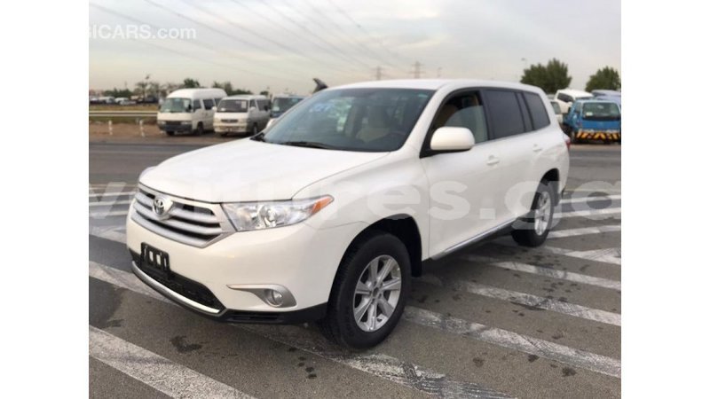 Big with watermark toyota highlander estuaire import dubai 4710