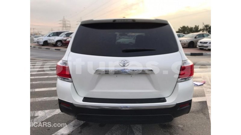 Big with watermark toyota highlander estuaire import dubai 4710