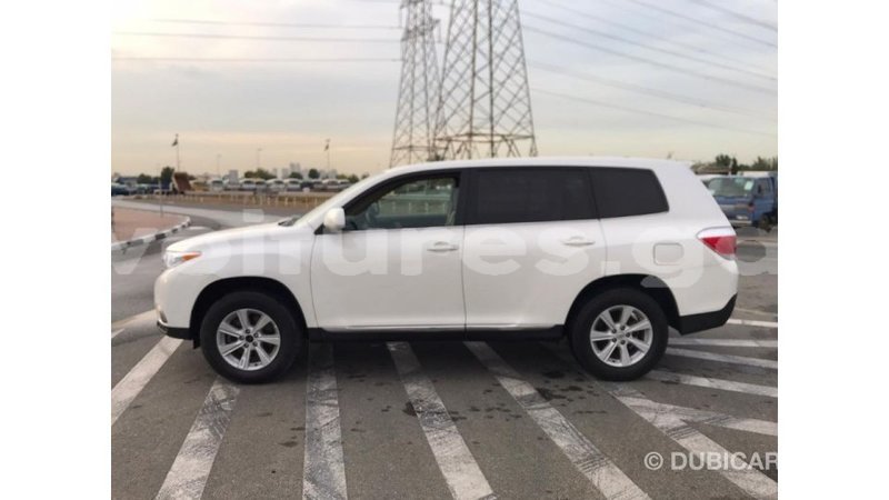 Big with watermark toyota highlander estuaire import dubai 4710