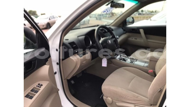 Big with watermark toyota highlander estuaire import dubai 4710