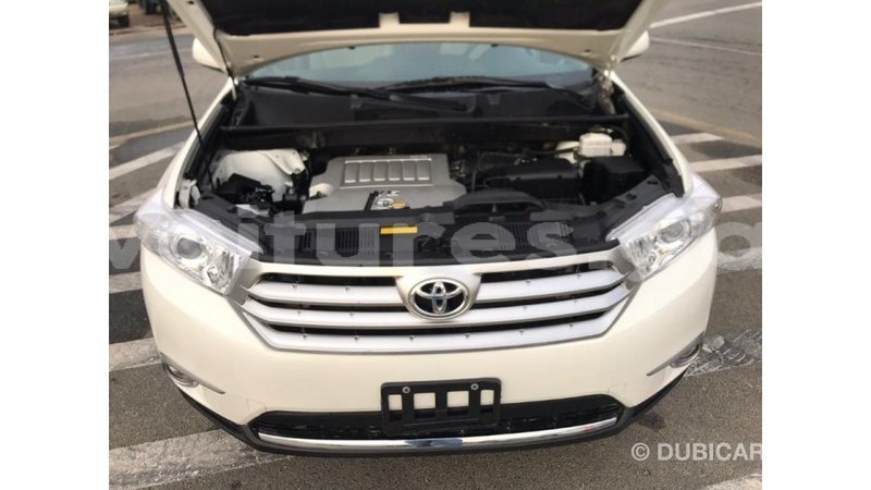 Big with watermark toyota highlander estuaire import dubai 4710