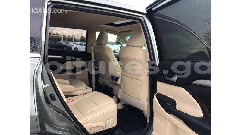 Big with watermark toyota highlander estuaire import dubai 4711