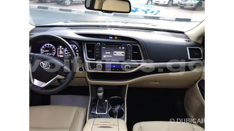 Big with watermark toyota highlander estuaire import dubai 4711