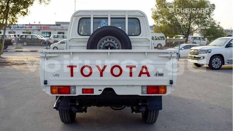 Big with watermark toyota land cruiser estuaire import dubai 4714