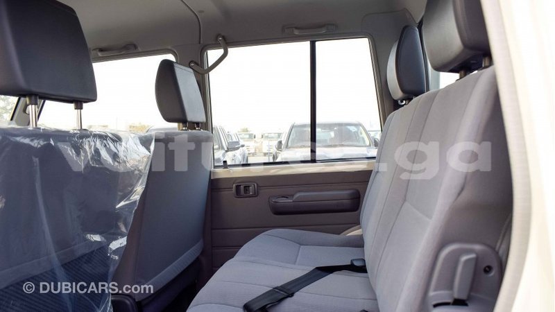 Big with watermark toyota land cruiser estuaire import dubai 4714