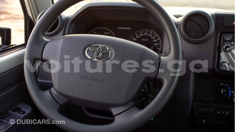 Big with watermark toyota land cruiser estuaire import dubai 4714