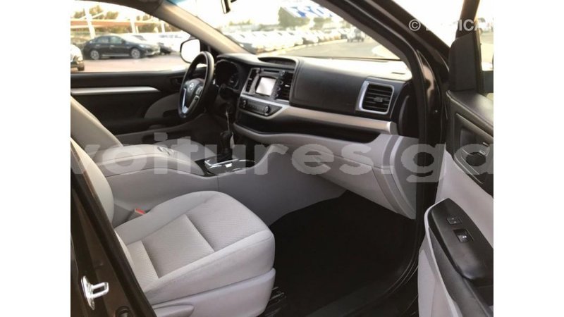 Big with watermark toyota highlander estuaire import dubai 4749