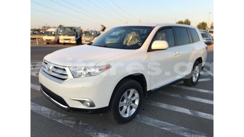 Big with watermark toyota highlander estuaire import dubai 4755