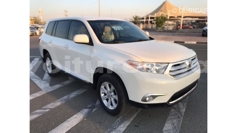 Big with watermark toyota highlander estuaire import dubai 4755