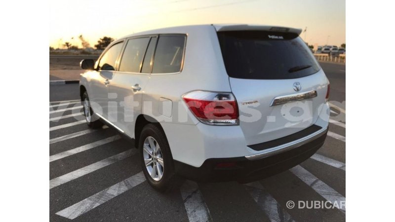 Big with watermark toyota highlander estuaire import dubai 4755