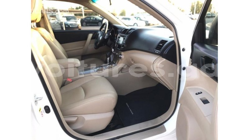 Big with watermark toyota highlander estuaire import dubai 4755