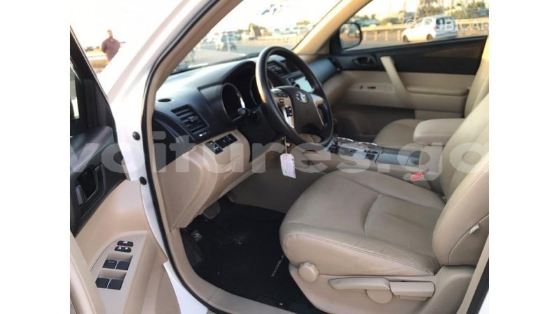 Big with watermark toyota highlander estuaire import dubai 4755