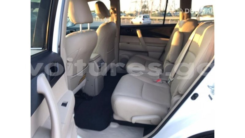 Big with watermark toyota highlander estuaire import dubai 4755