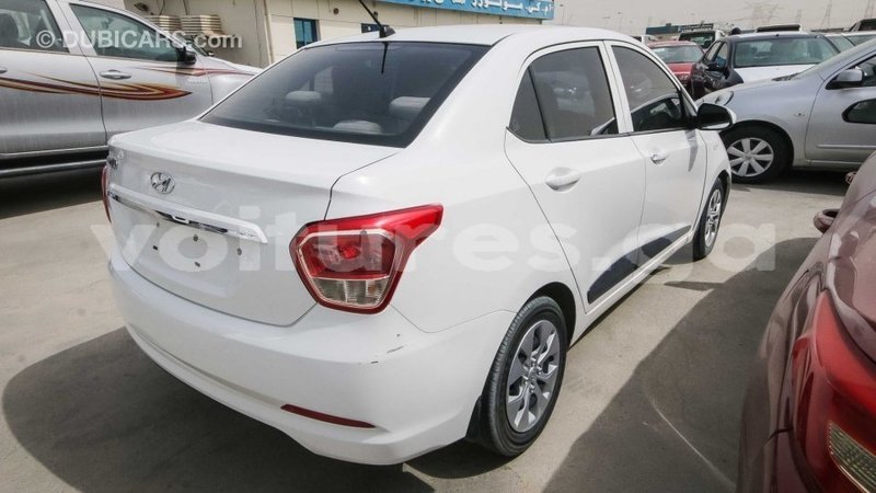 Big with watermark hyundai i10 estuaire import dubai 4765