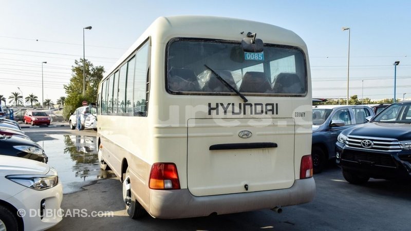 Big with watermark hyundai chorus estuaire import dubai 4771