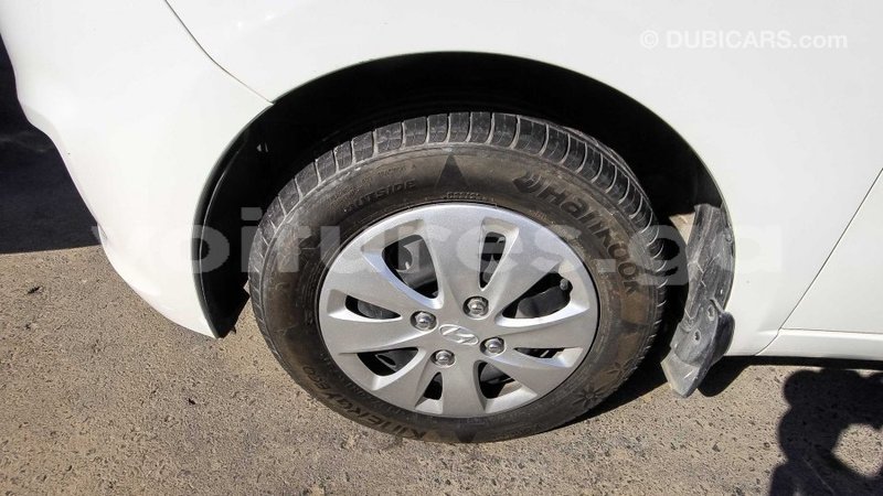 Big with watermark hyundai i10 estuaire import dubai 4783