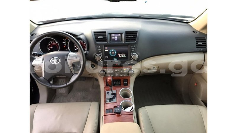 Big with watermark toyota highlander estuaire import dubai 4826